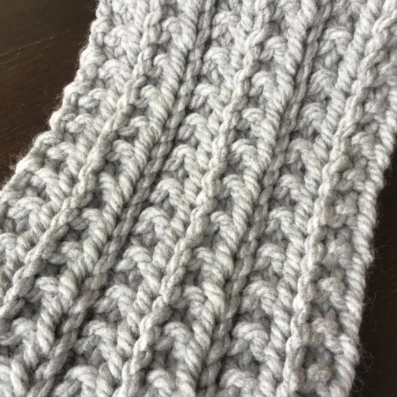 Hand Knit Scarf in Light Grey - Unisex - Picture 4 of 5